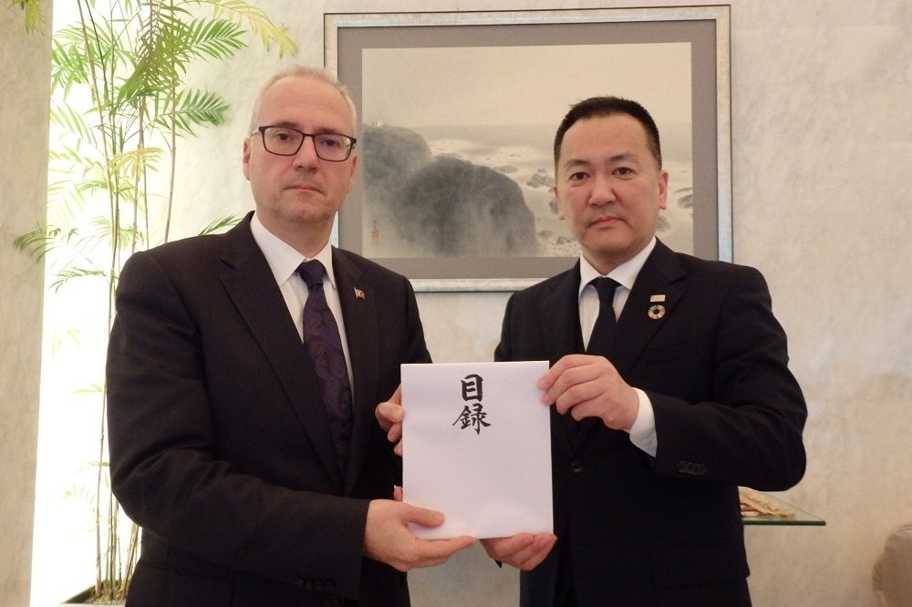 左：Korkut Güngen駐日トルコ共和国大使、右：クラブツーリズム　代表取締役社長　酒井