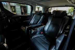 プライベートな空間で目的地まで移動します（イメージ）(写真：平成リムジン提供)