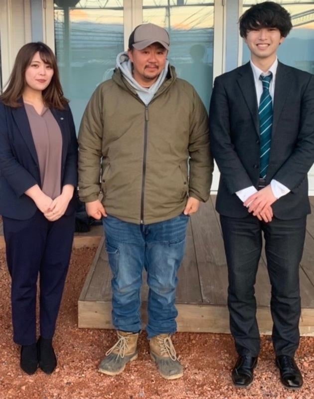 志村葡萄研究所代表(中央)と企画担当者(左右)