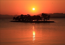 豊かな自然資源を活かし、広域観光を推進する（写真：夕日に染まる宍道湖）