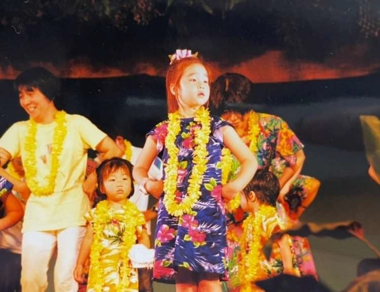 体験コーナーに参加し、ステージに立つ6歳の桑澤