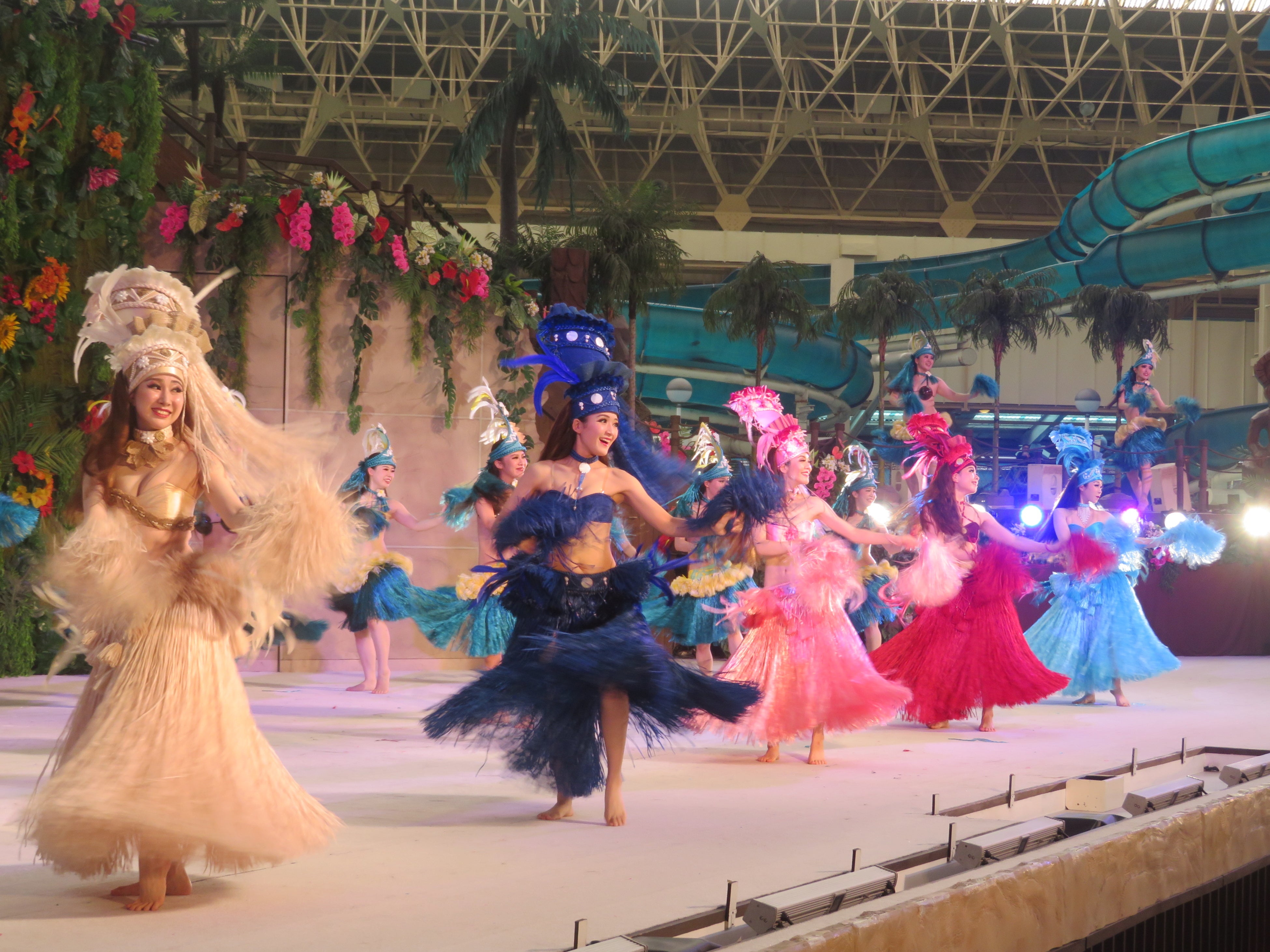 ソロダンサー5名がソロ衣装で登場