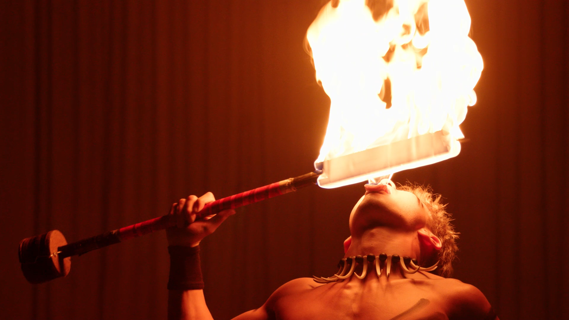 日本で唯一のファイヤーナイフダンスチーム『Siva Ola（シバオラ