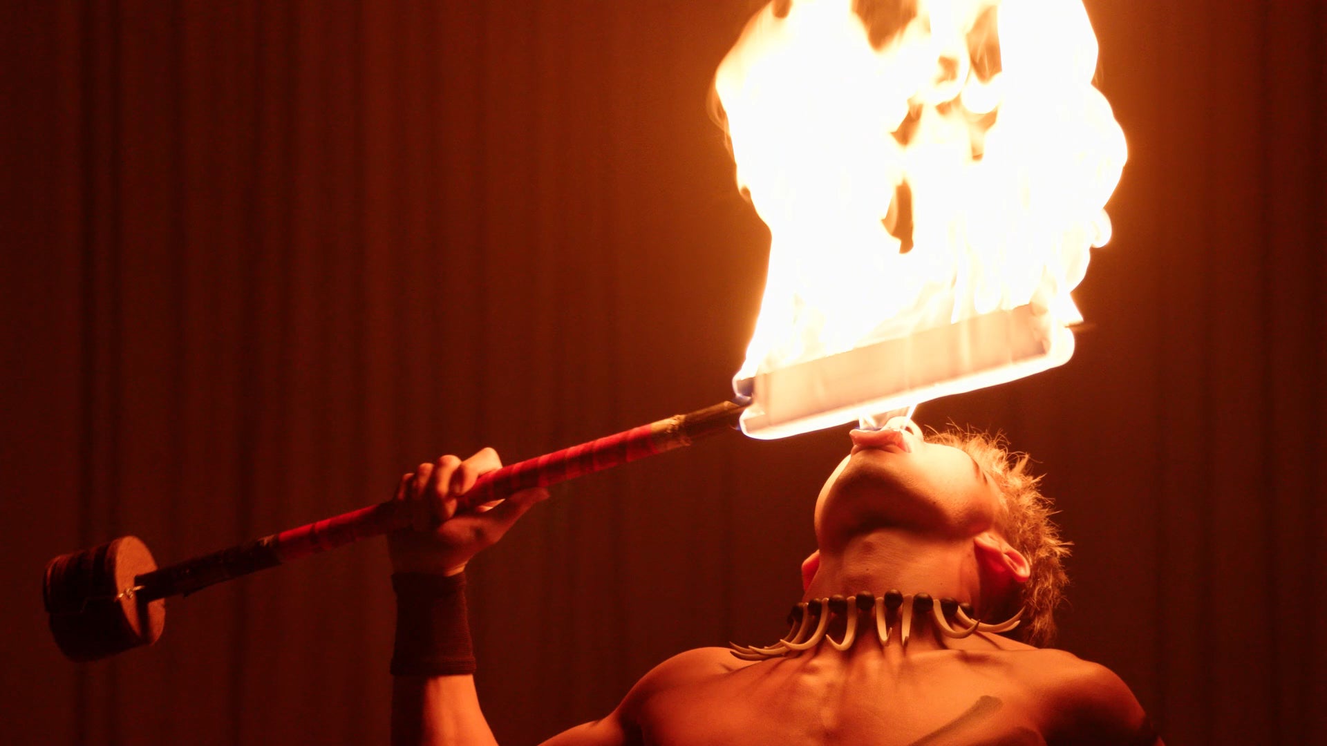 日本で唯一のファイヤーナイフダンスチーム『Siva Ola(シバオラ 日本で唯一のファイヤーナイフダンスチーム『Siva Ola(シバオラ