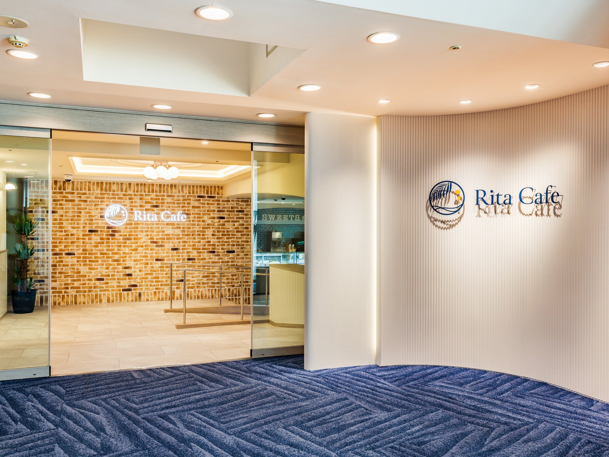 ホテル1階のRita Cafe（リタカフェ）入口