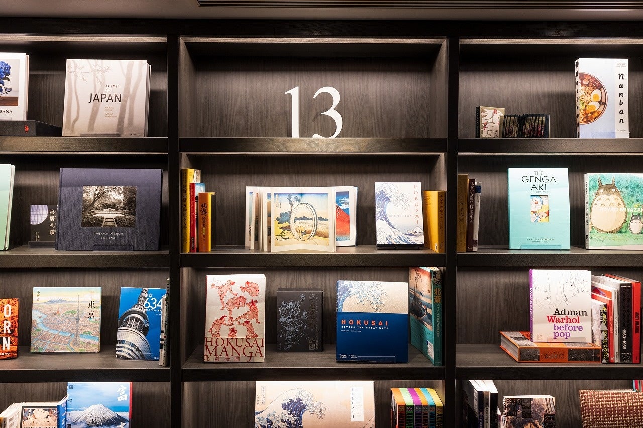 13Fエレベーターを降りると書棚がお出迎え