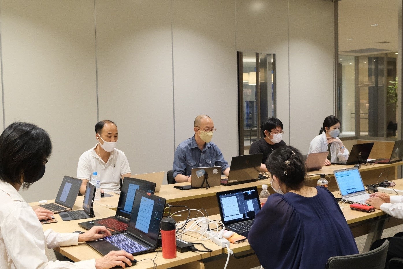 図書館に集まりZoomでライブ授業を受講