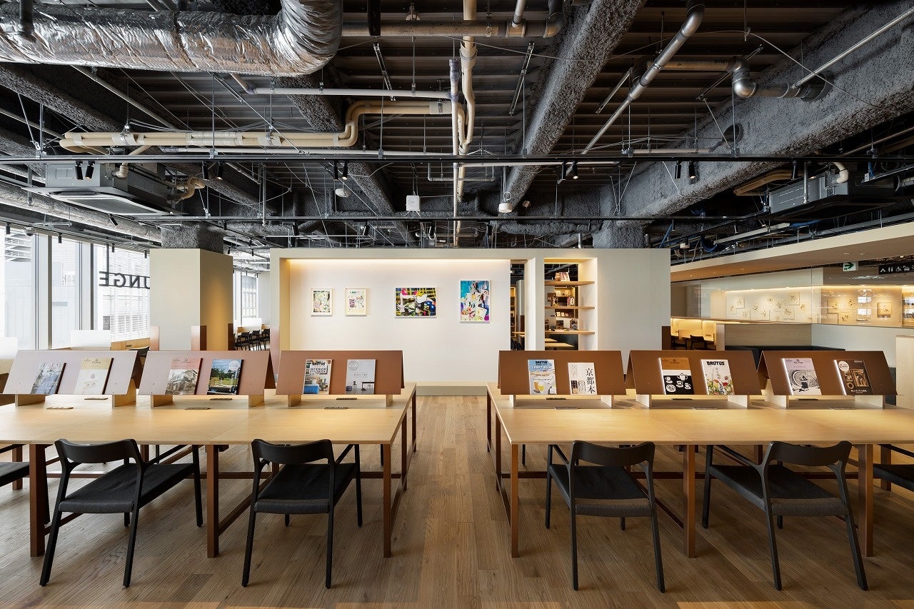 アートウォールに幅広い作家の作品を展示