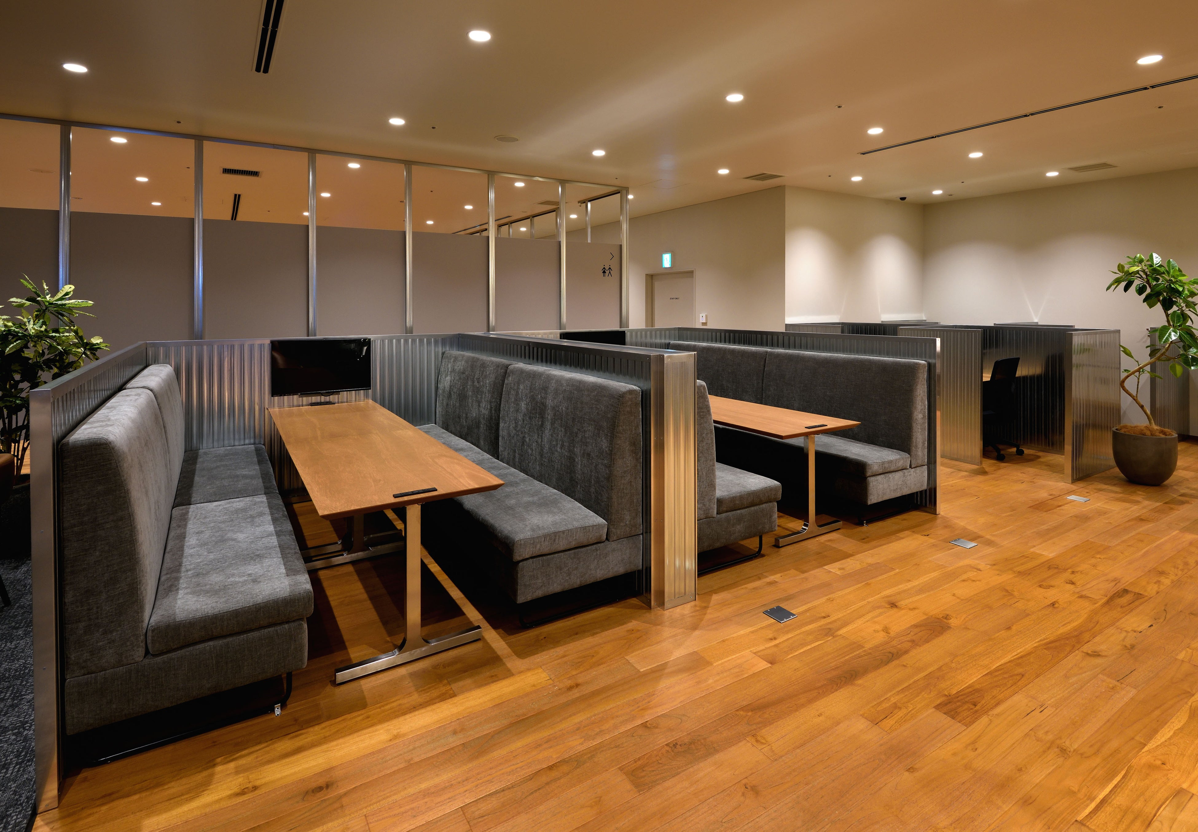 複数名で利用できるモニター付のボックス席