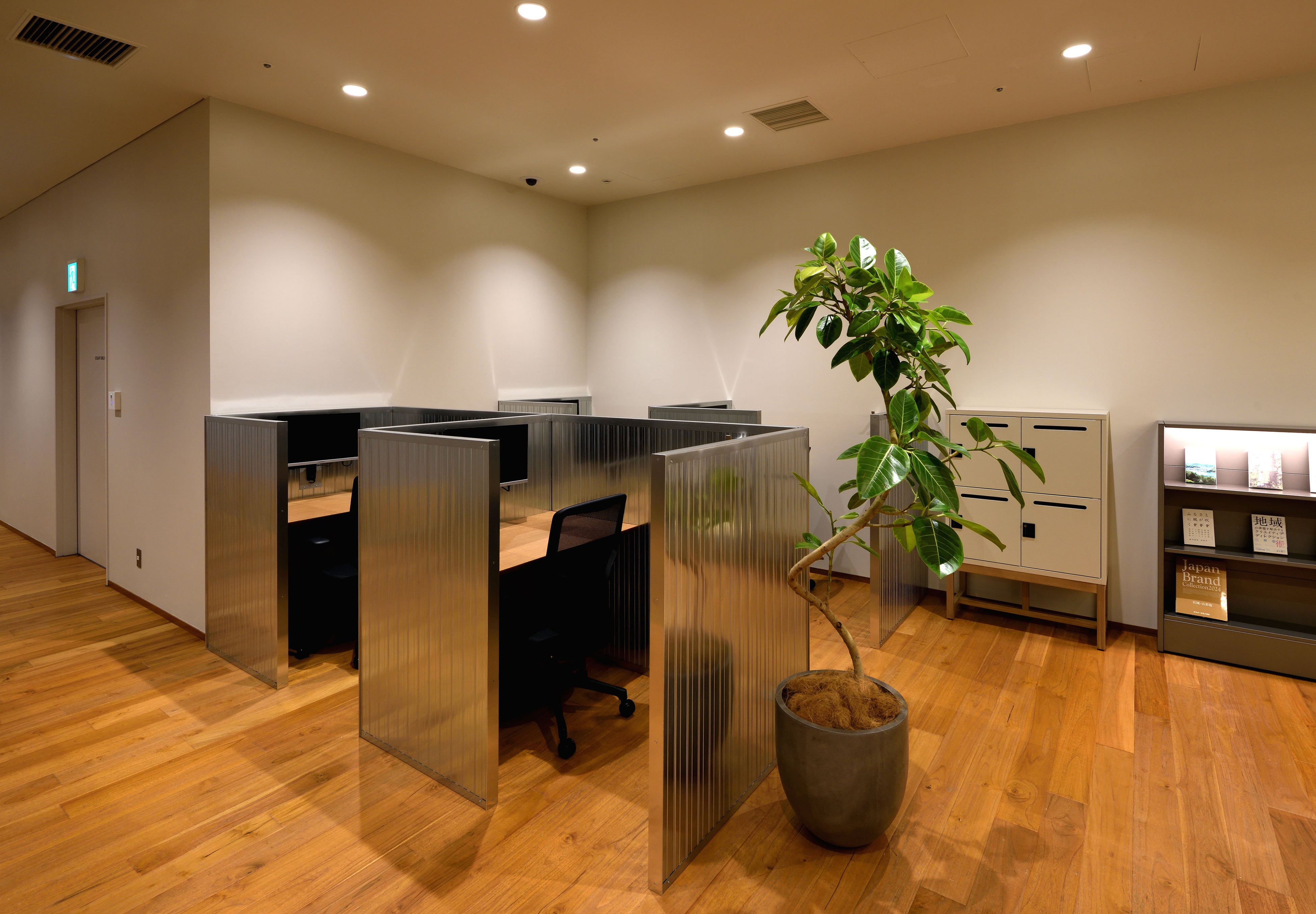 集中した作業やオンラインミーティングに適した半個室席