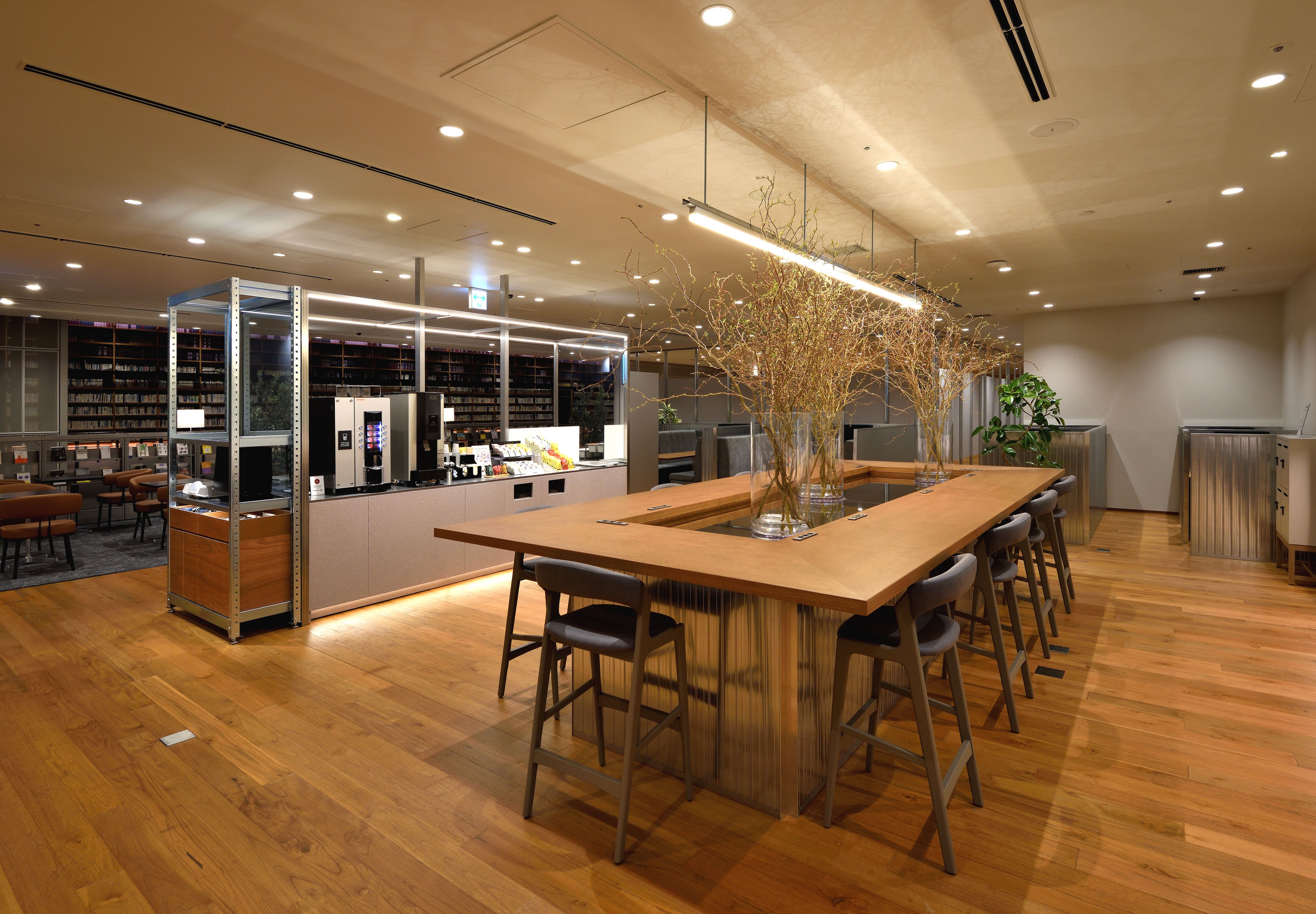 ハイチェアが並ぶカウンターテーブル