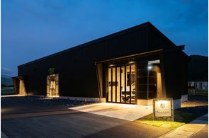 車やバイクを“飾る”ガレージヴィラ「Garage Resort Neutral Katsuyama」開業
