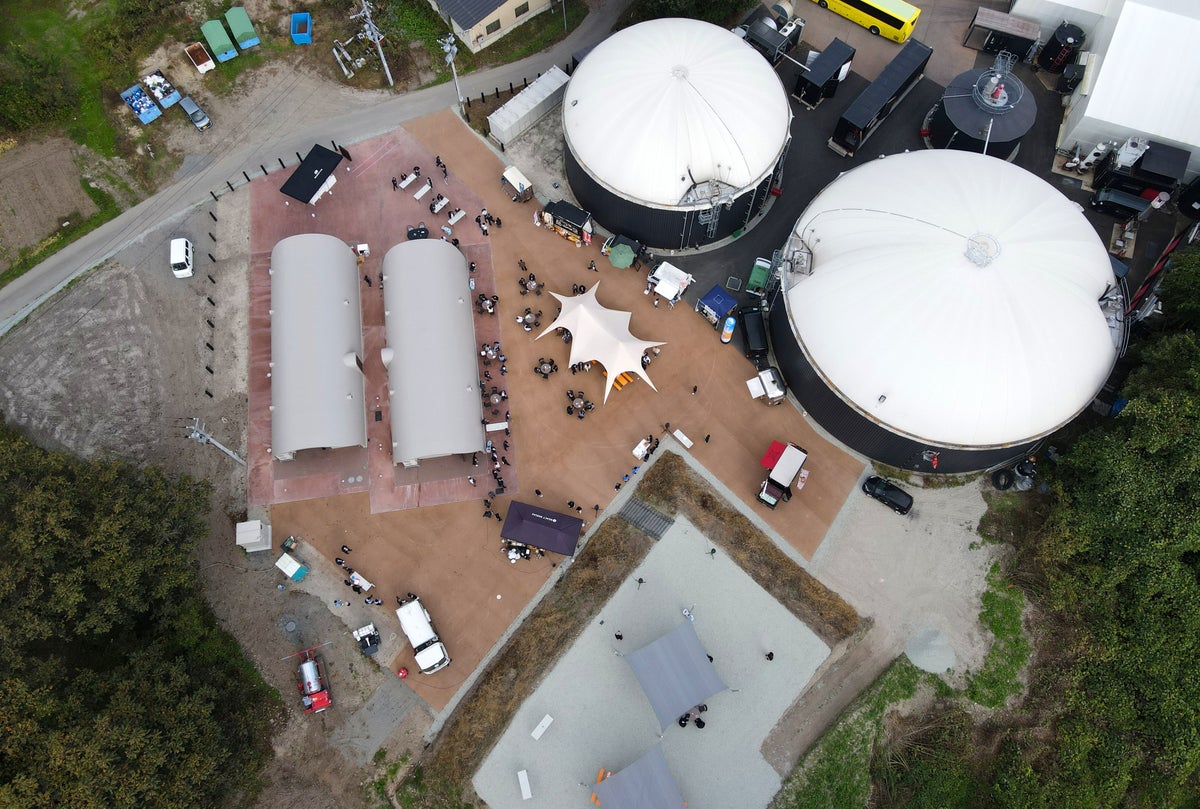 新工場「THE GARLIC & LAB」と、隣接するメタン発酵バイオガスプラントの全景