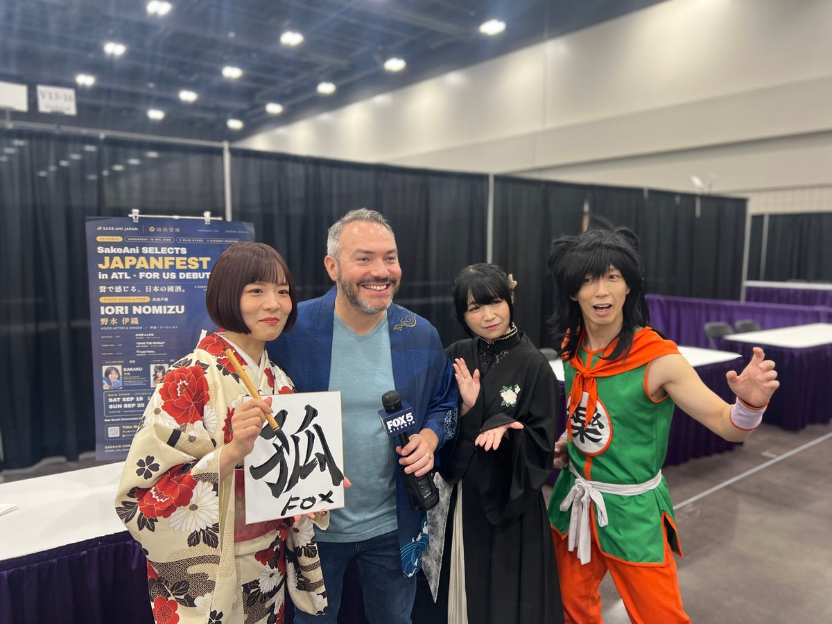 『Good Day Atlanta』の生中継にて。華鶴さんが手にするのは、その場で書き上げた一字「狐(FOX)」。