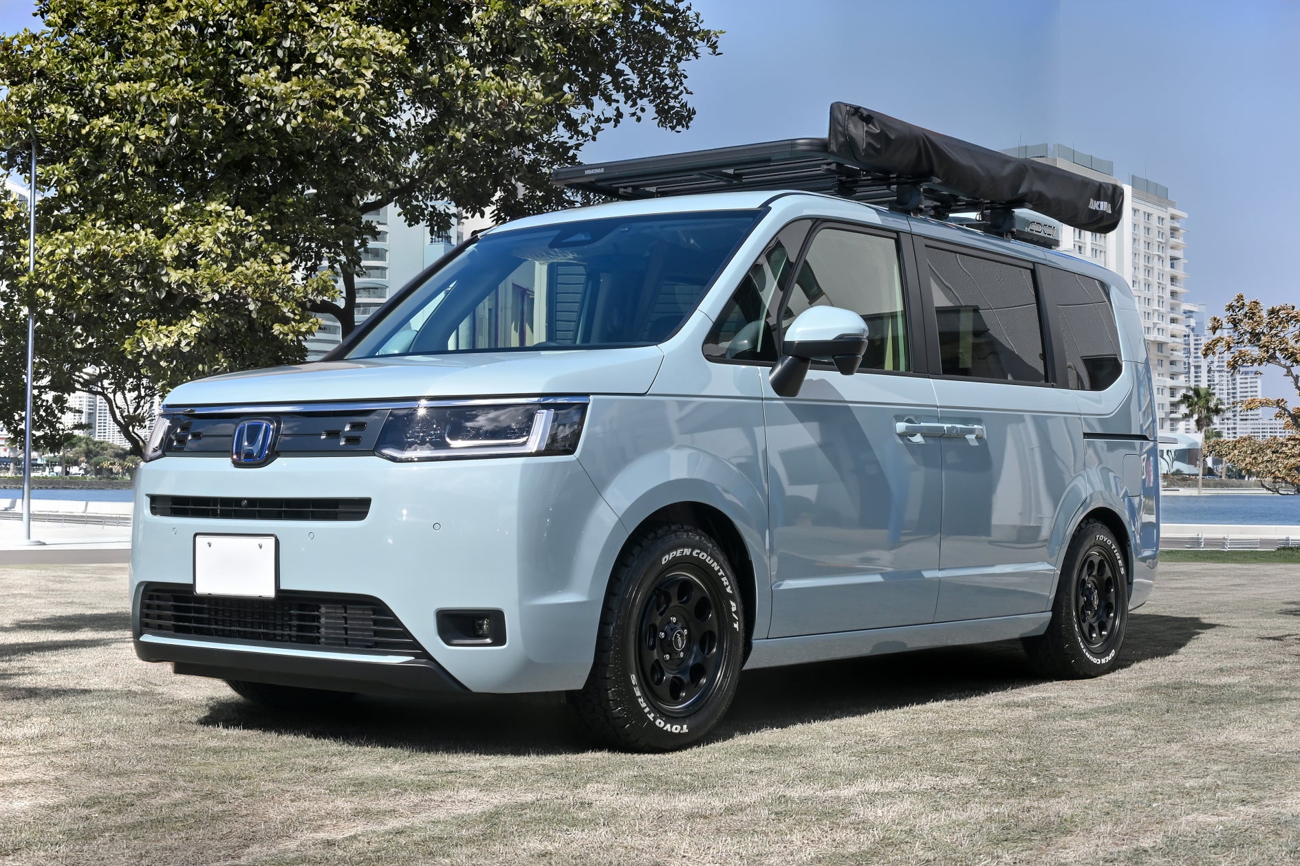 東京・丸の内の喫煙所が「オートレース」の熱に染まる!競走車も登場!10月19日(月)から期間限定で施設をジャック!