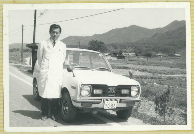 創業当時の現会長・秋川實