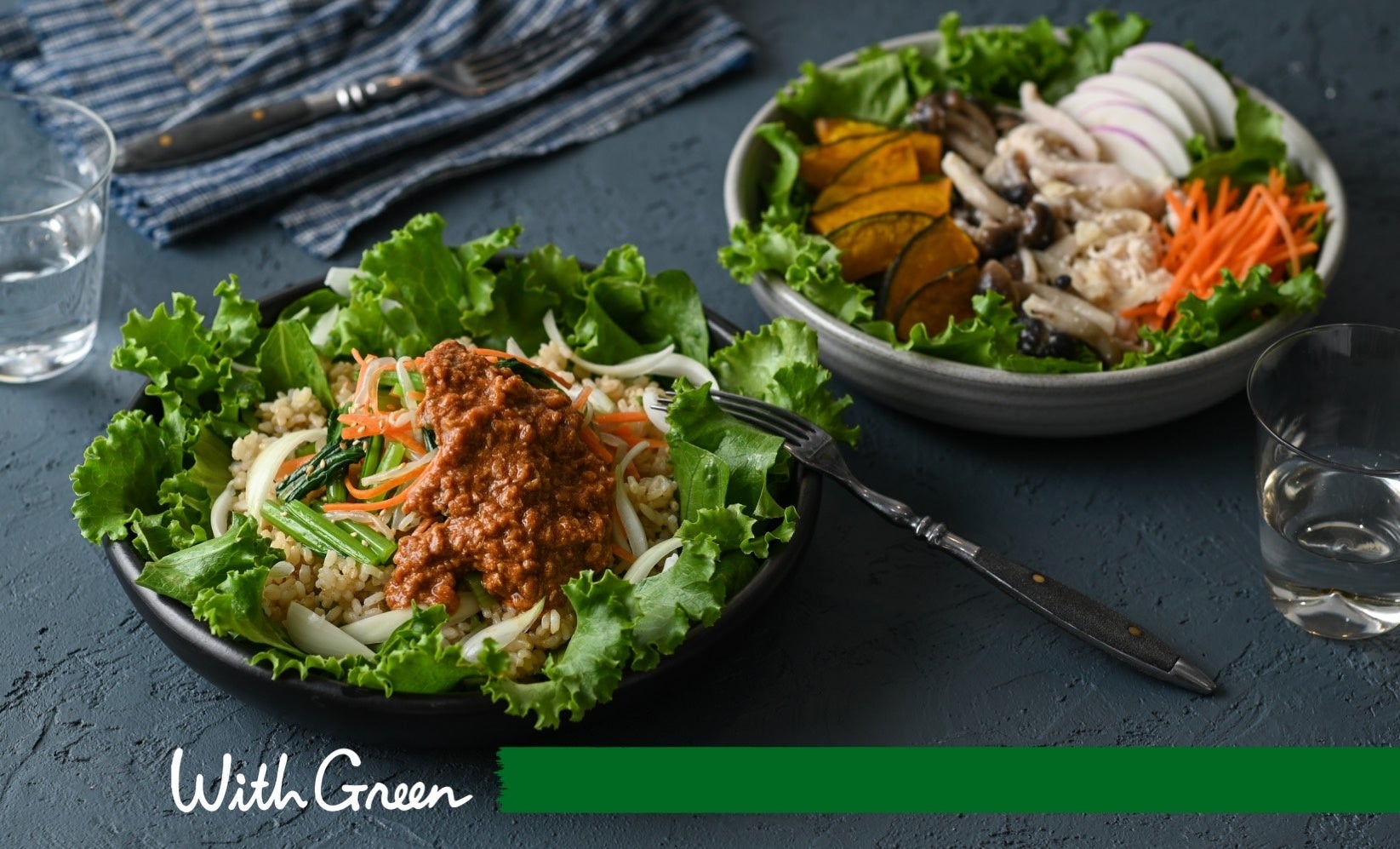 『スマイルボールとビビンパのサラダ』(左)と『ジンジャーチキンとあやめ雪かぶのサラダ』(右)