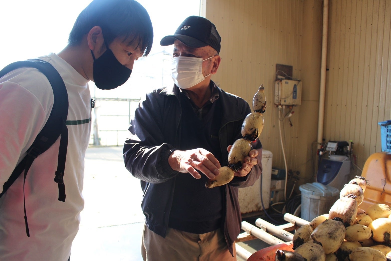 現場代表の武文謙太（左）と有坂農場の有坂さん（右）