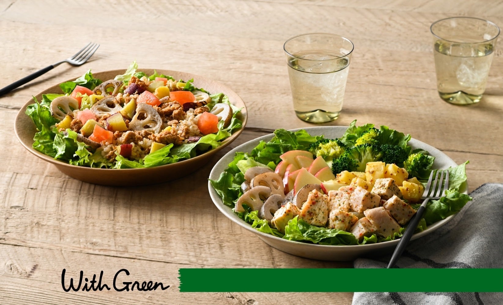 『四川風麻辣ミンチと古代れんこんのサラダ』（左）と『ハーブチキンとゴロっと冬野菜のデリサラダ』（右）