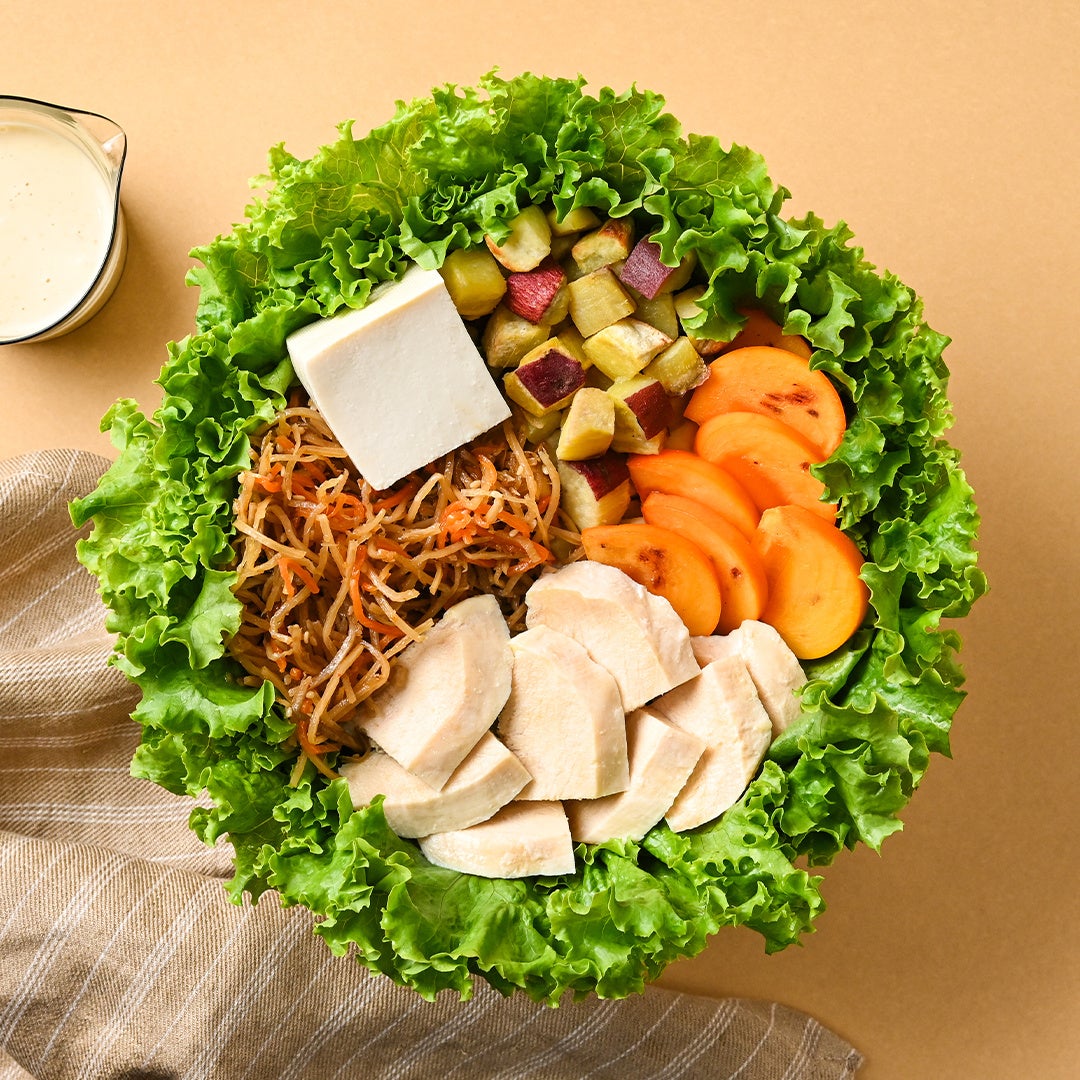 秋限定の『柿と蒸し鶏の甘辛きんぴらサラダ』