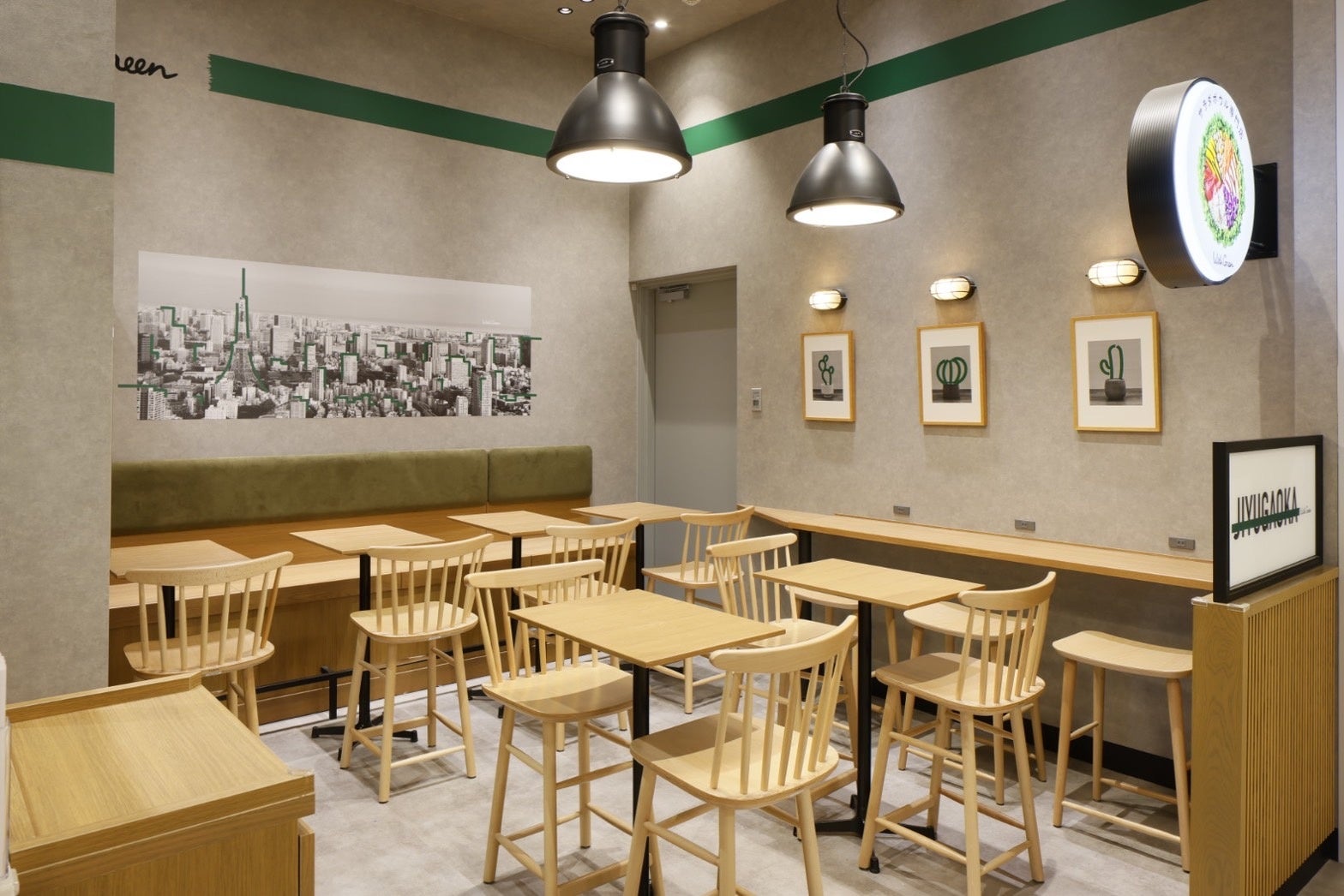 店内は15席 イートイン・テイクアウト・デリバリーで利用可能