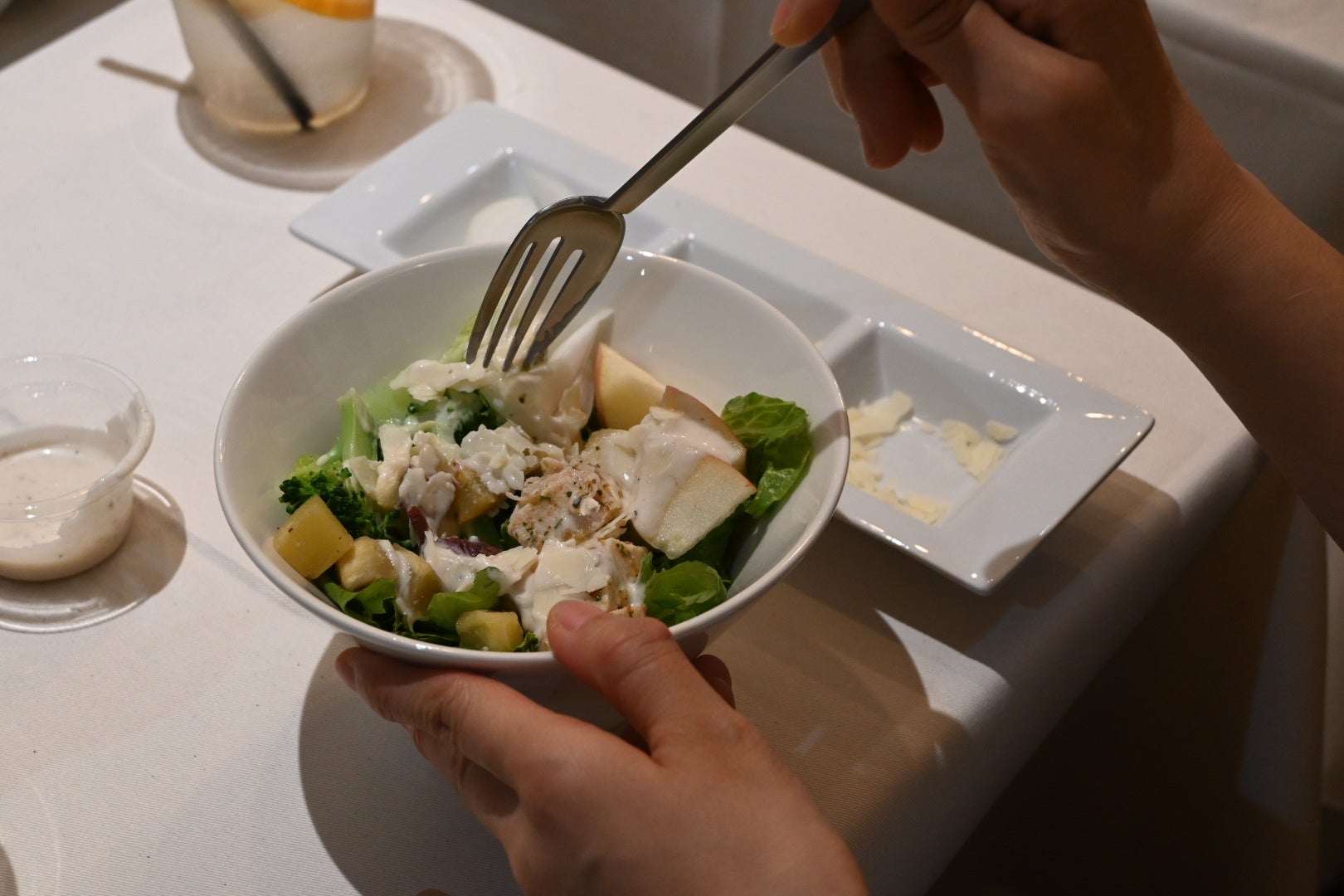 サラダ試食のようす