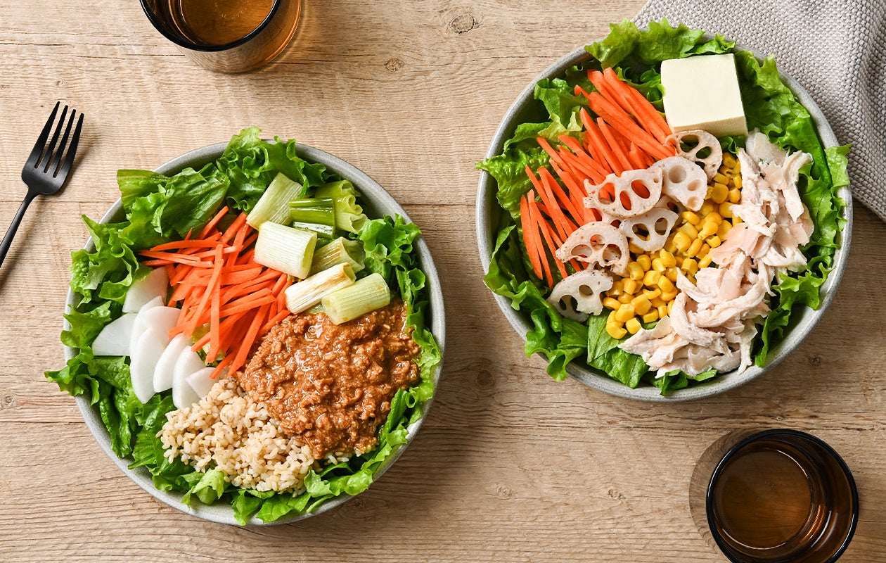 『旨だれ肉味噌と焼きネギのサラダ』と『ジンジャーチキンと古代蓮根のサラダ』