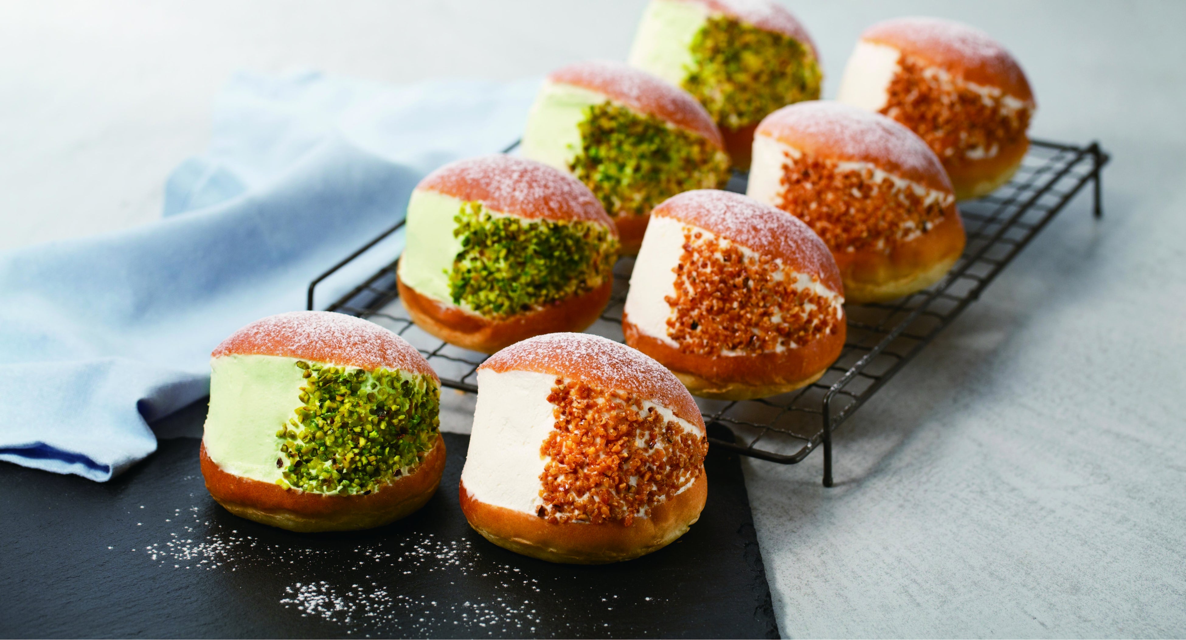 左から、マリトッツォ ピスタチオ＆フランボワーズ、マリトッツォ レアチーズ＆プラリネ