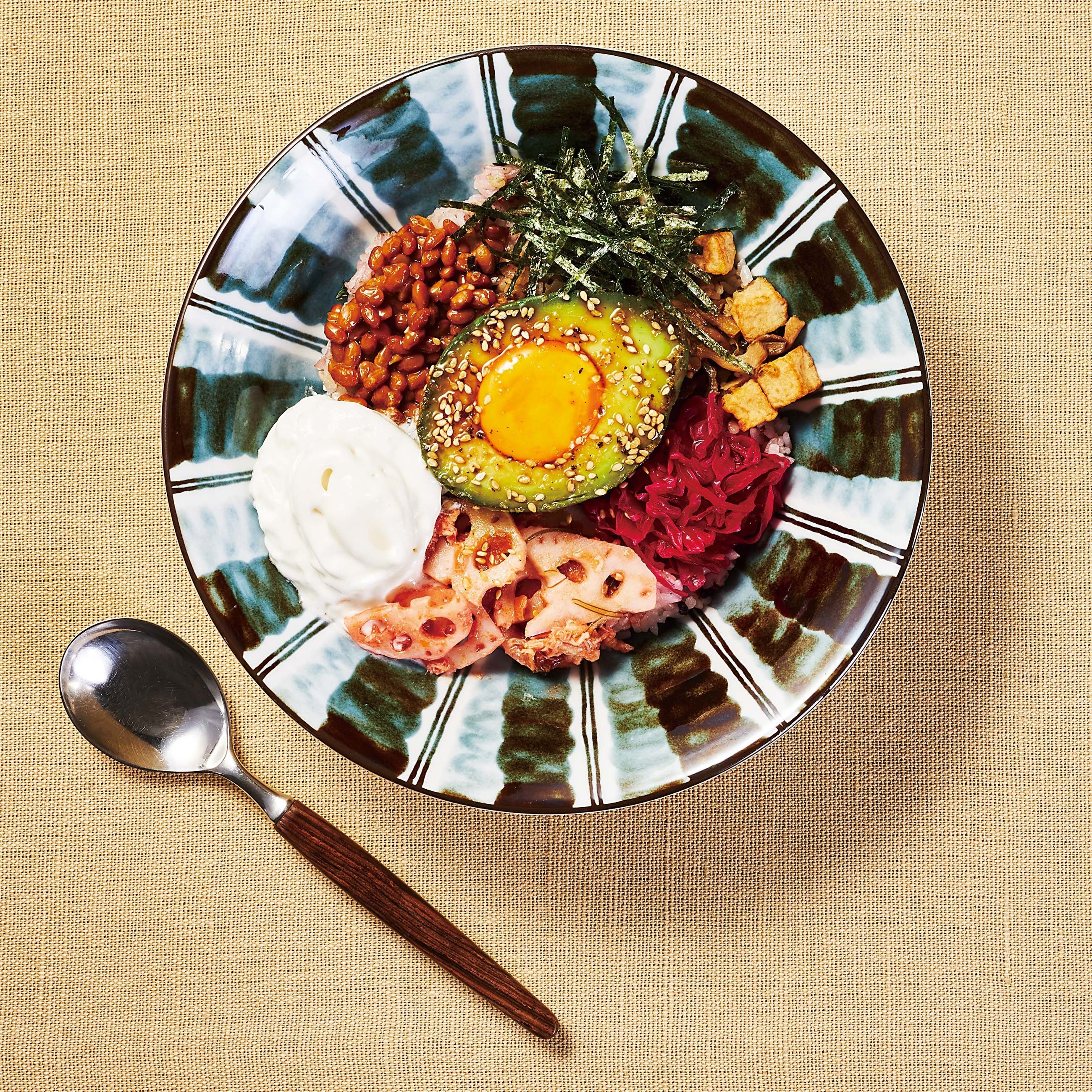 月見アボカドと納豆のブッダボウル