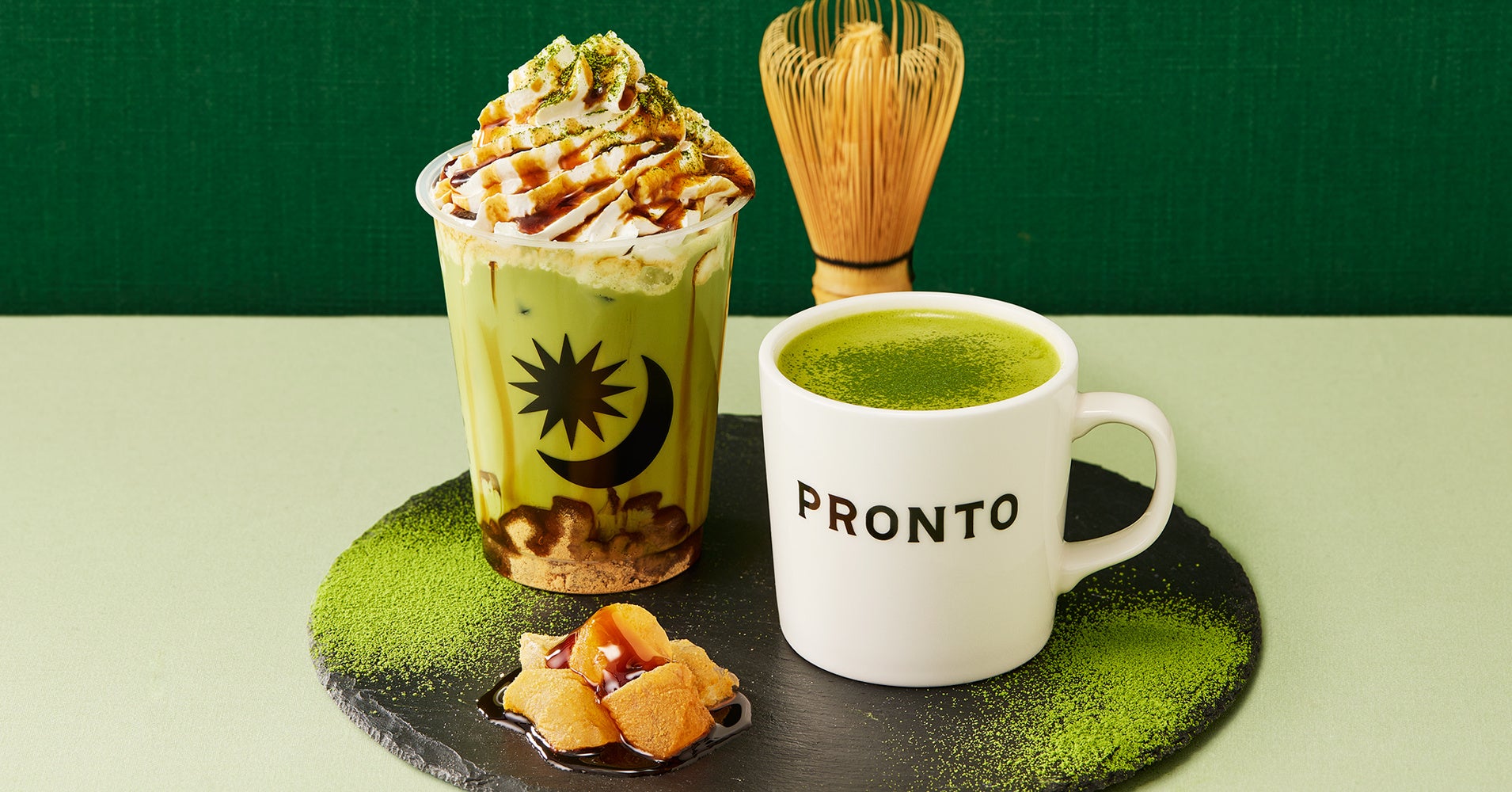 左から「抹茶黒蜜わらび餅ラテ」580円(税込638円)、「濃抹茶ラテ(アイス/ホット)※2」Rサイズ400円(税込440円)Lサイズ480円(税込528円)