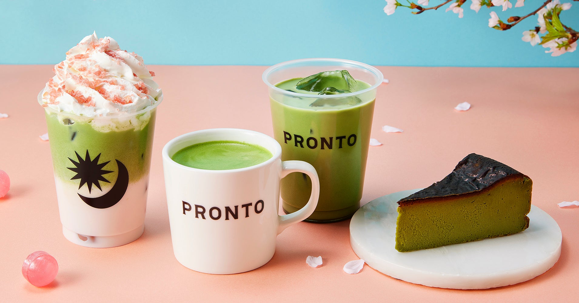 左から「キャンディSAKURA抹茶ラテ」、「RICH抹茶ラテ」、 「STONEMILLの抹茶バスクチーズケーキ」