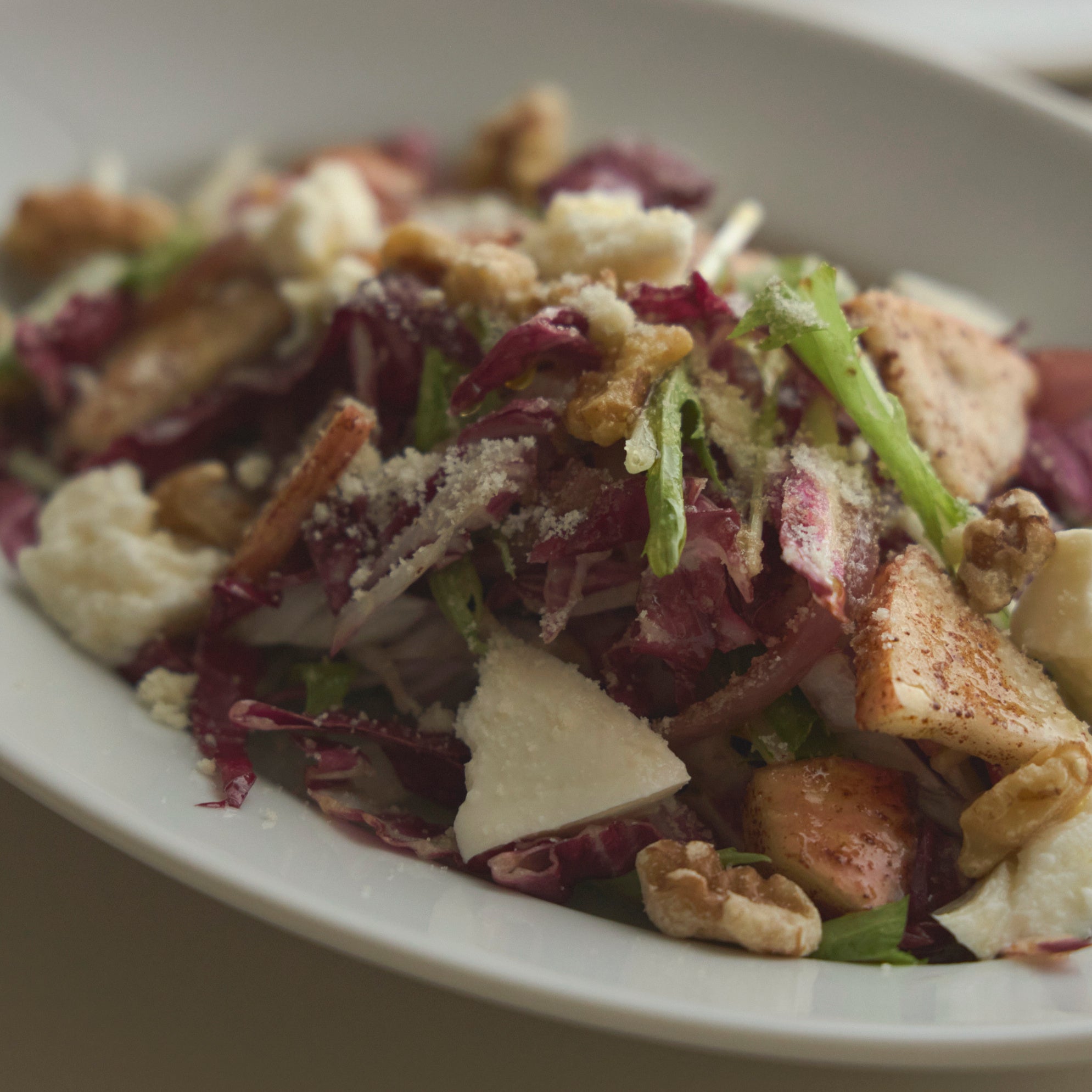 「林檎と胡桃・モッツァレラチーズのサラダ」 715円