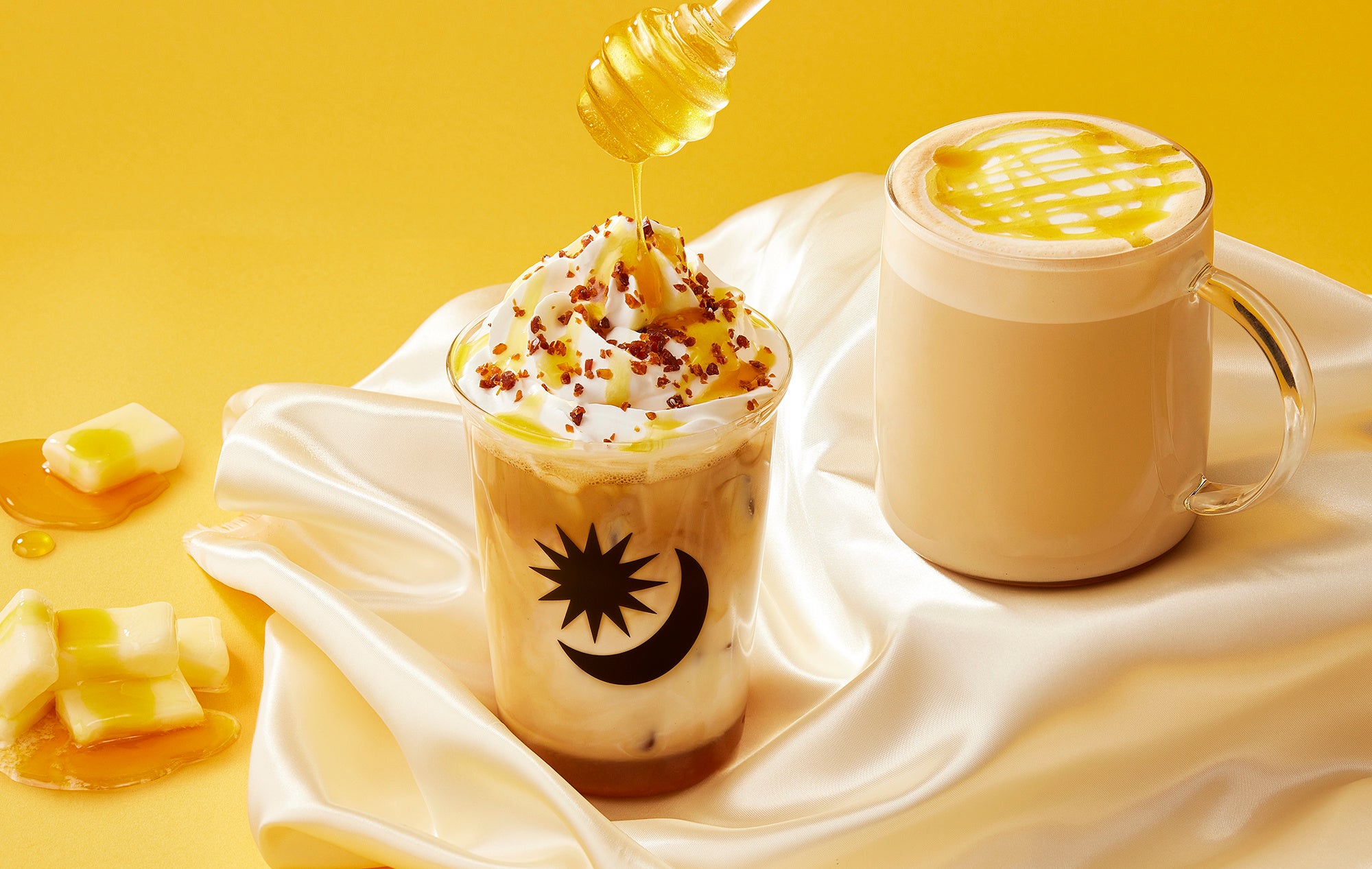 左から「アイスバタースコッチカフェラテ」「バタースコッチカフェラテ」