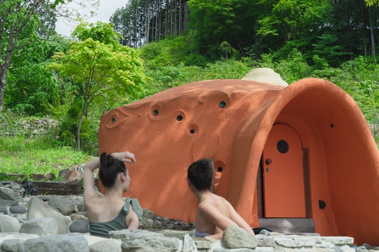 ドームサウナ 岐阜・郡上】“はじめて人間に触れる水”に浸かる。天空の村・母袋に土の
