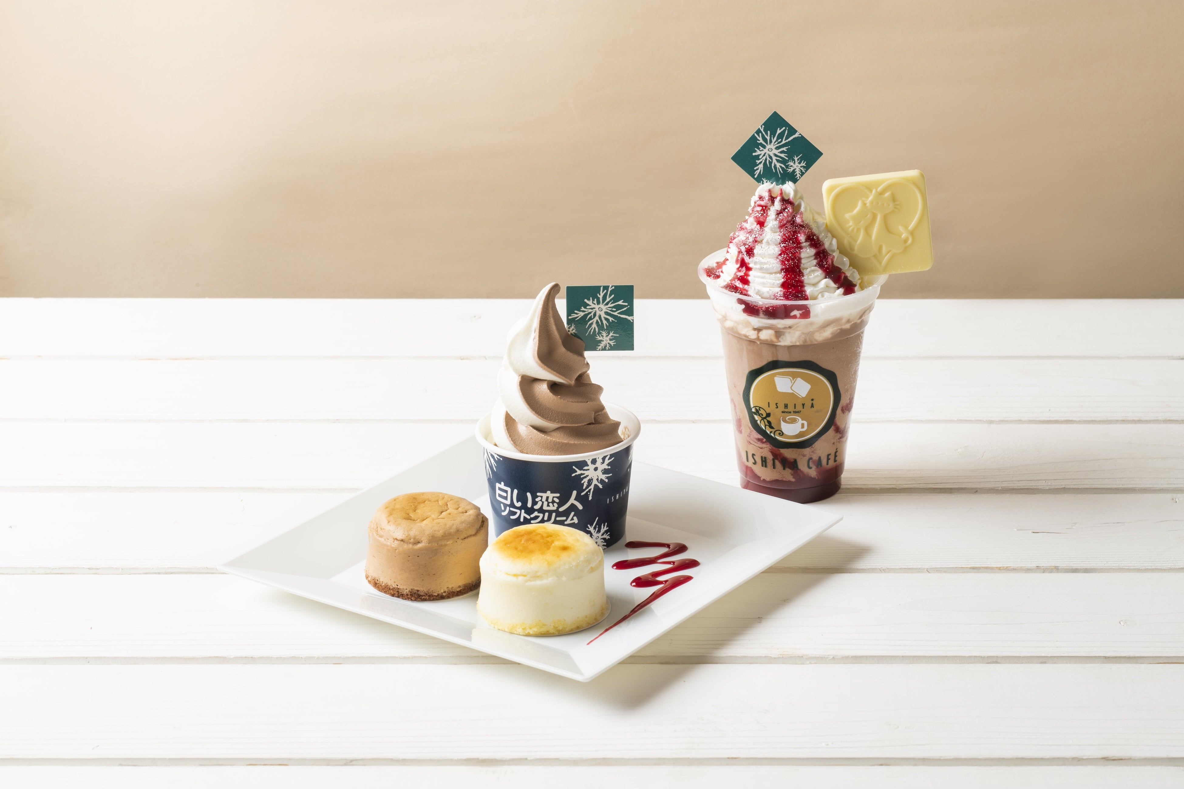 （左）ISHIYAプレート（オムレット）　（右）白い恋人シェイク　ブラック＆ベリー 