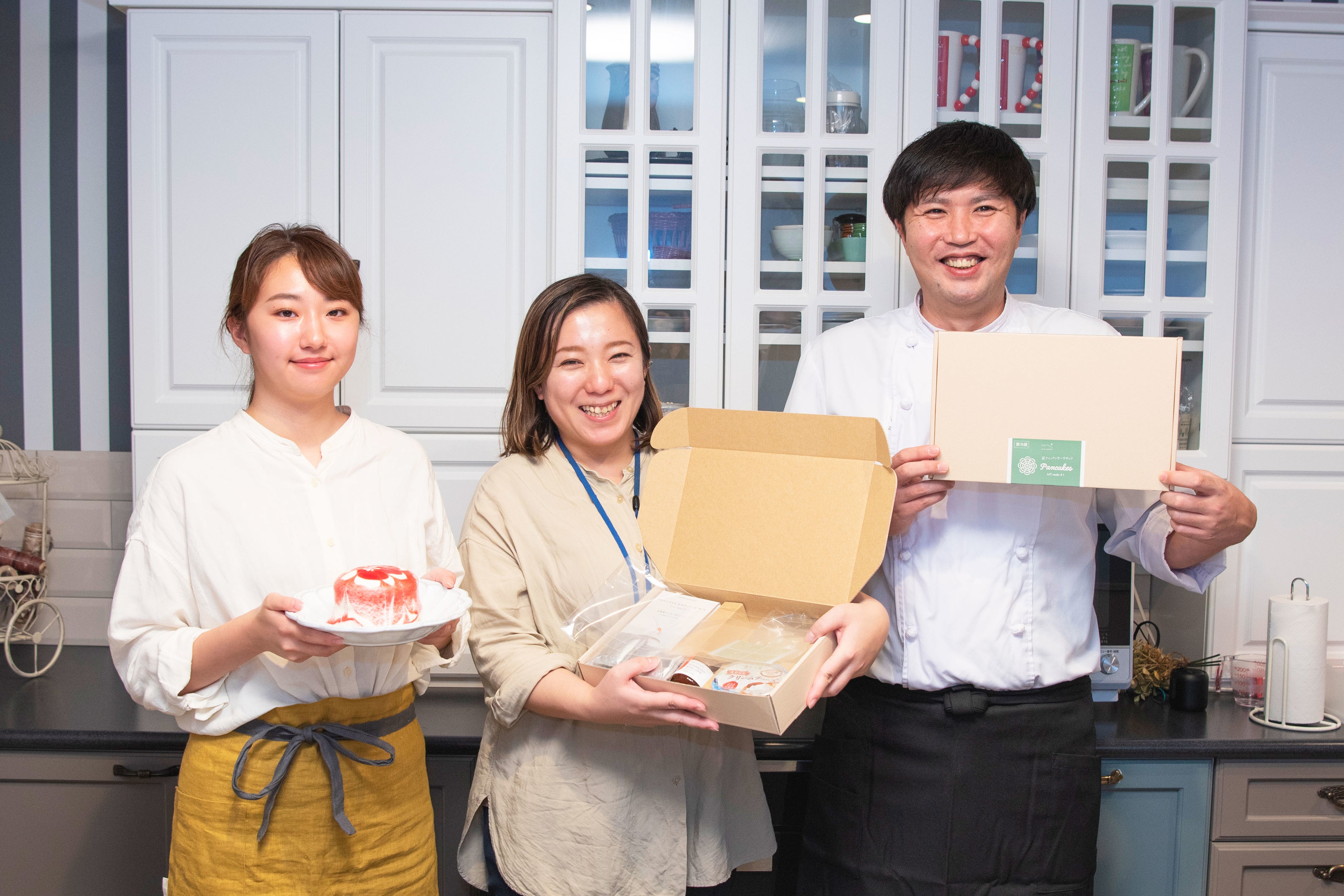 写真中央：「おうち de ISHIYA」・リーダー富澤　同右：パンケーキ生みの親・シェフ小泉　同左：レシピ動画出演・石屋製菓広報加藤