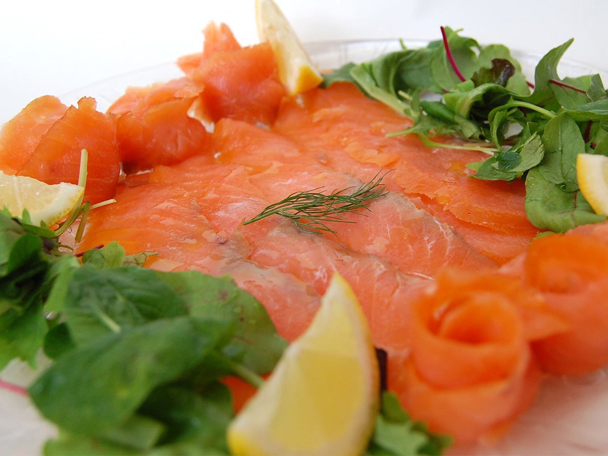 ノルウェー産スモークサーモン 1,296円(税込) ※調理例