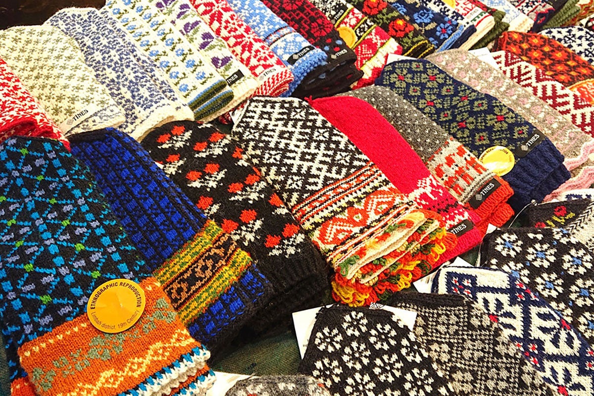 手編みのミトン 各7,920円 ※写真はイメージです。