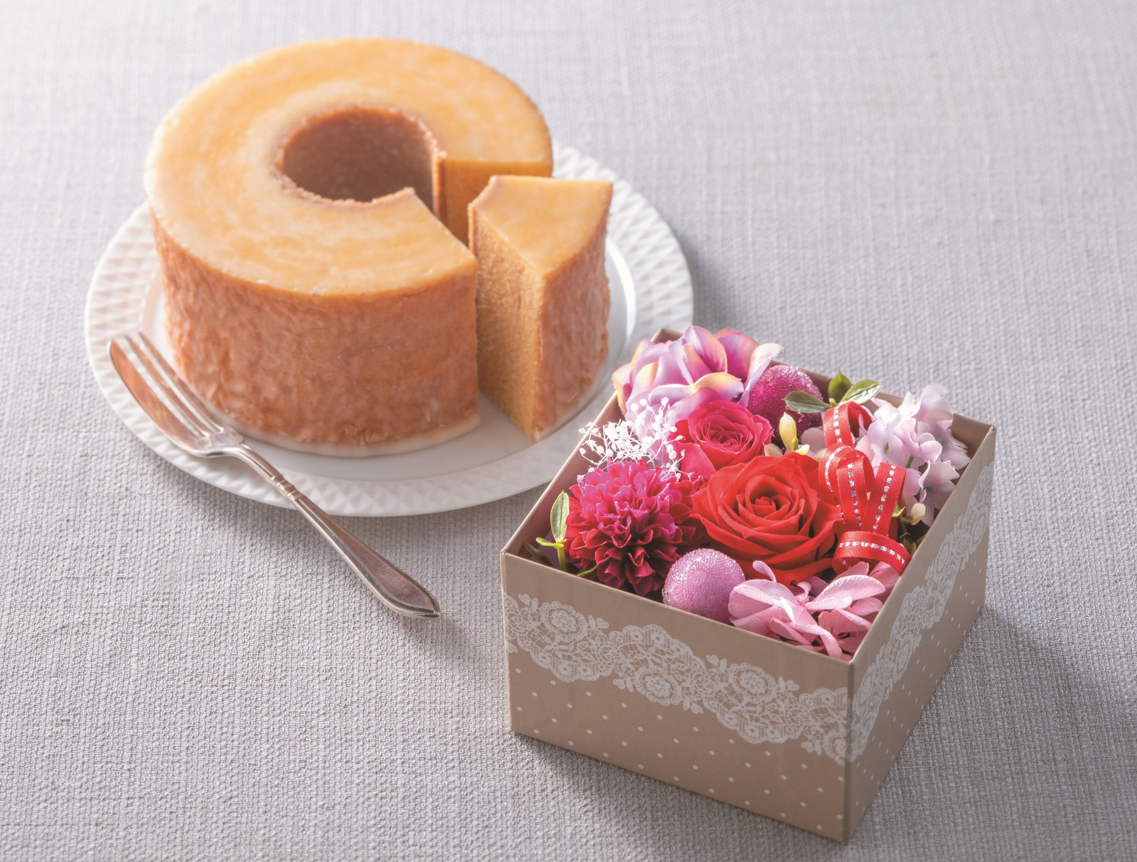 『プリザーブドフラワー＆「ホテルニューオータニ」バウムクーヘン』