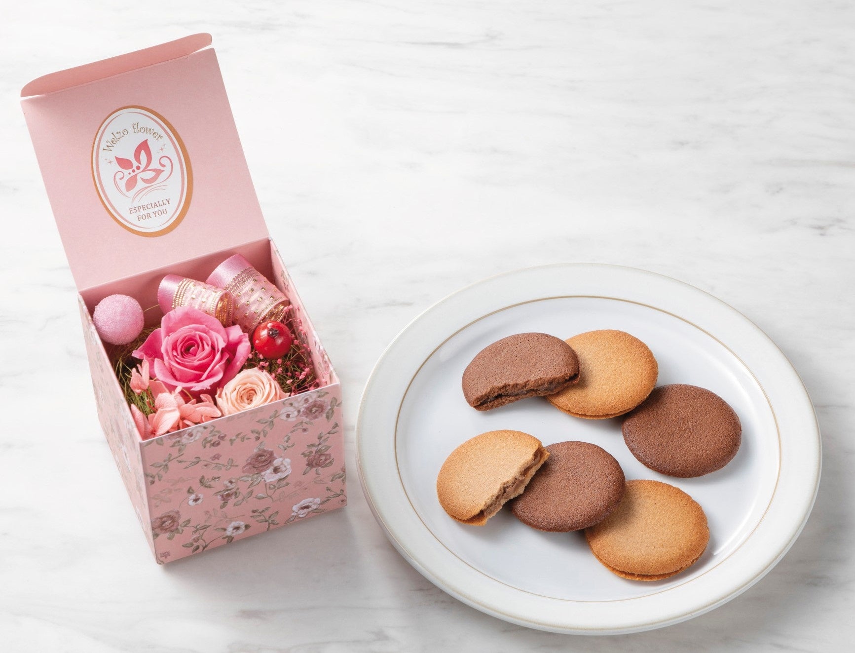 プリザーブドフラワーボックス＆「GODIVA」ラングドシャクッキーアソートメント_1