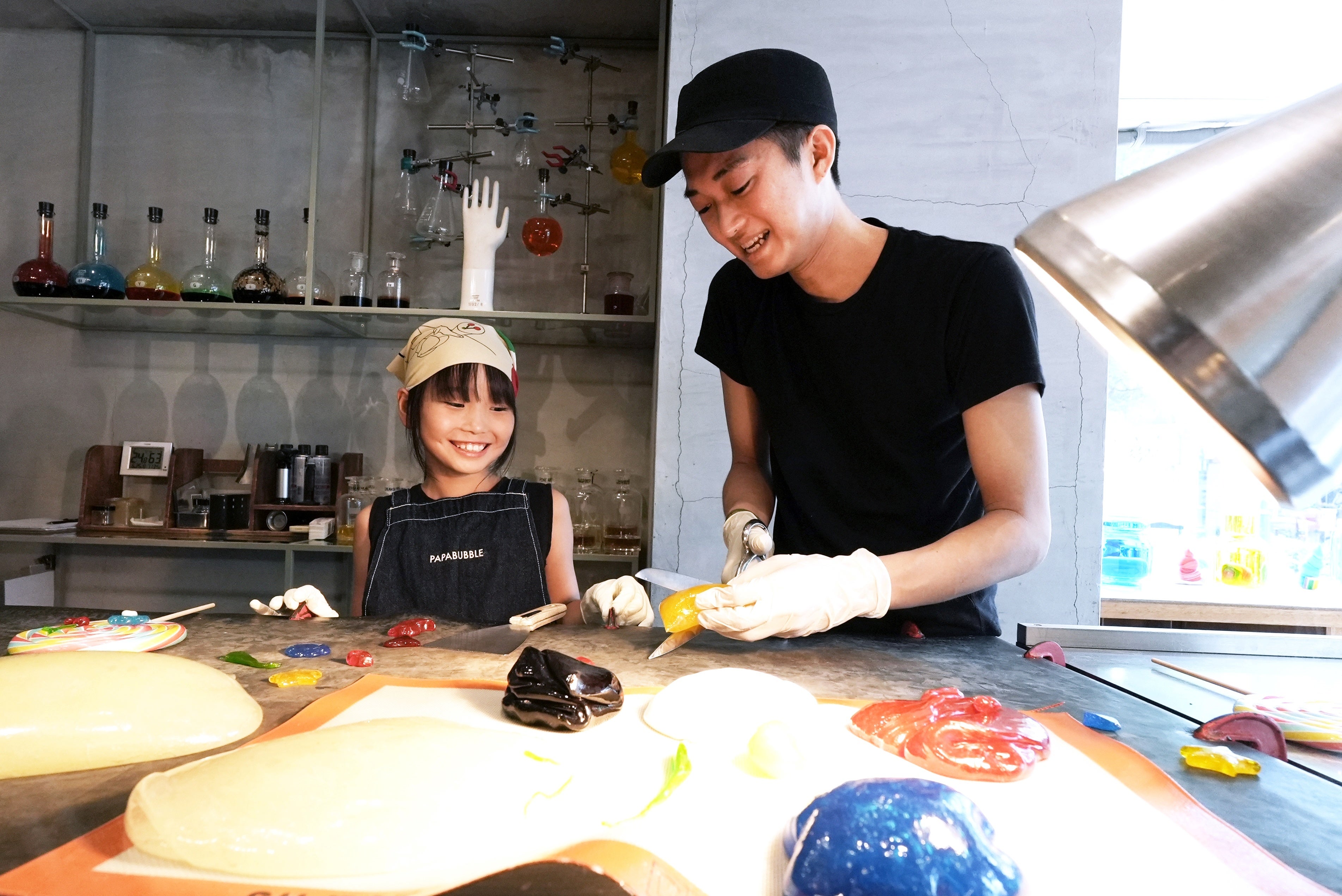 温かく、柔らかい飴に触れる、ワクワクのキャンディ作りワーク