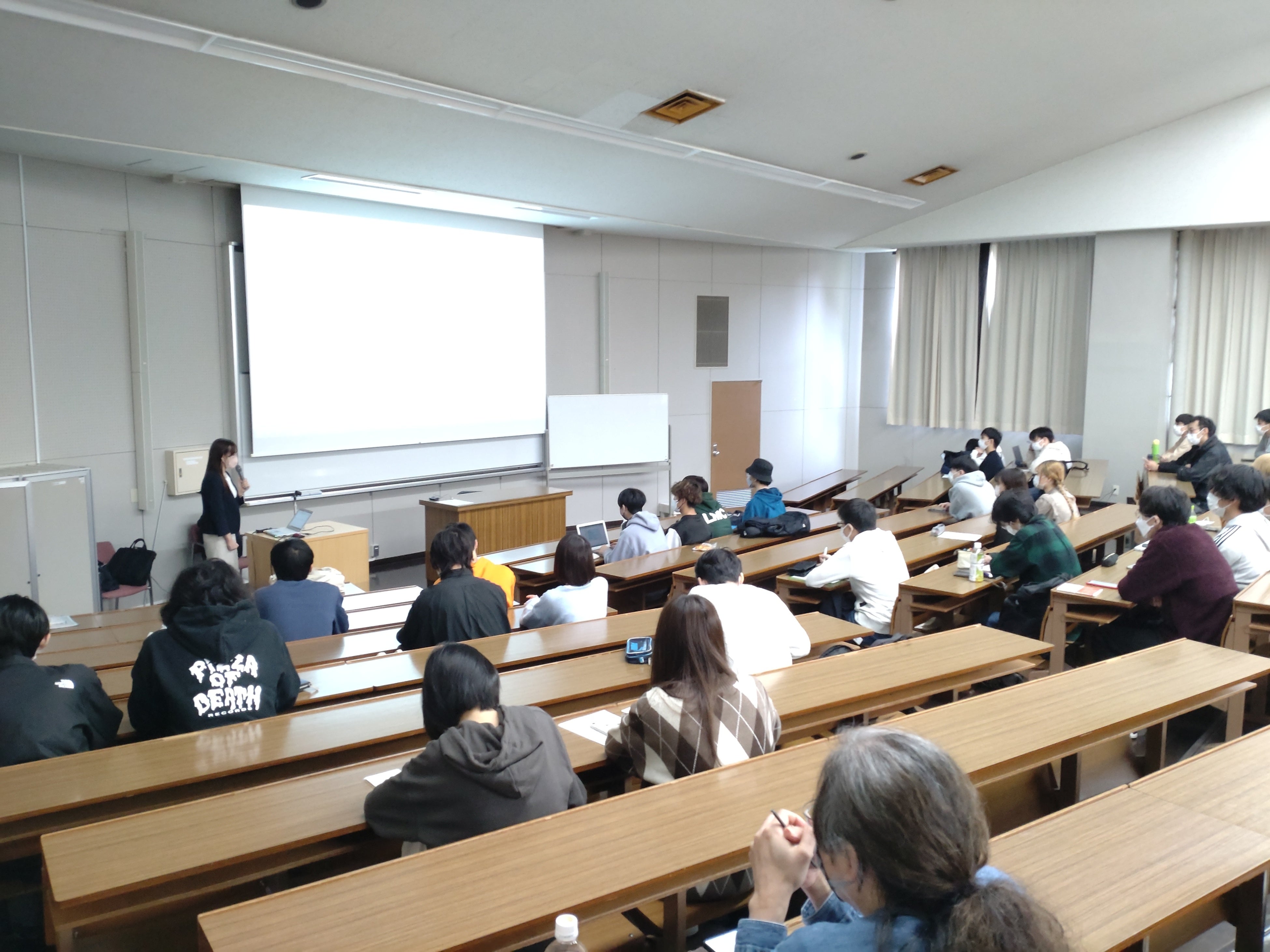 情報学部の日吉教授も受講してくれました