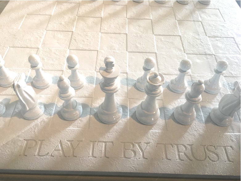 オノ・ヨーコ Play It By Trust(信頼して駒をすすめよ) 1986-87年 ブロンズ製