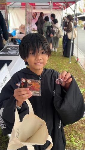 ネロハートレカをもらって喜んでいる男の子