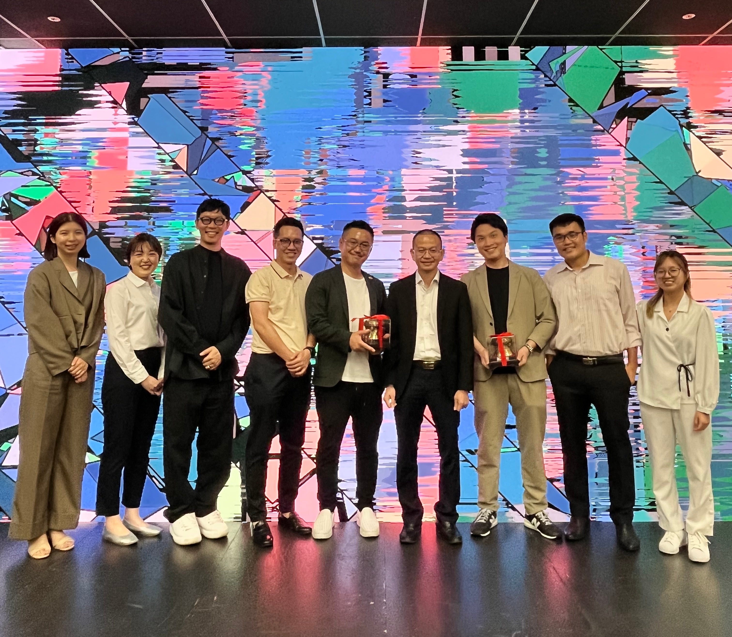 シングラ本社オフィスにて、画面中央右VCS 代表ハイ氏、メンバーの皆様と