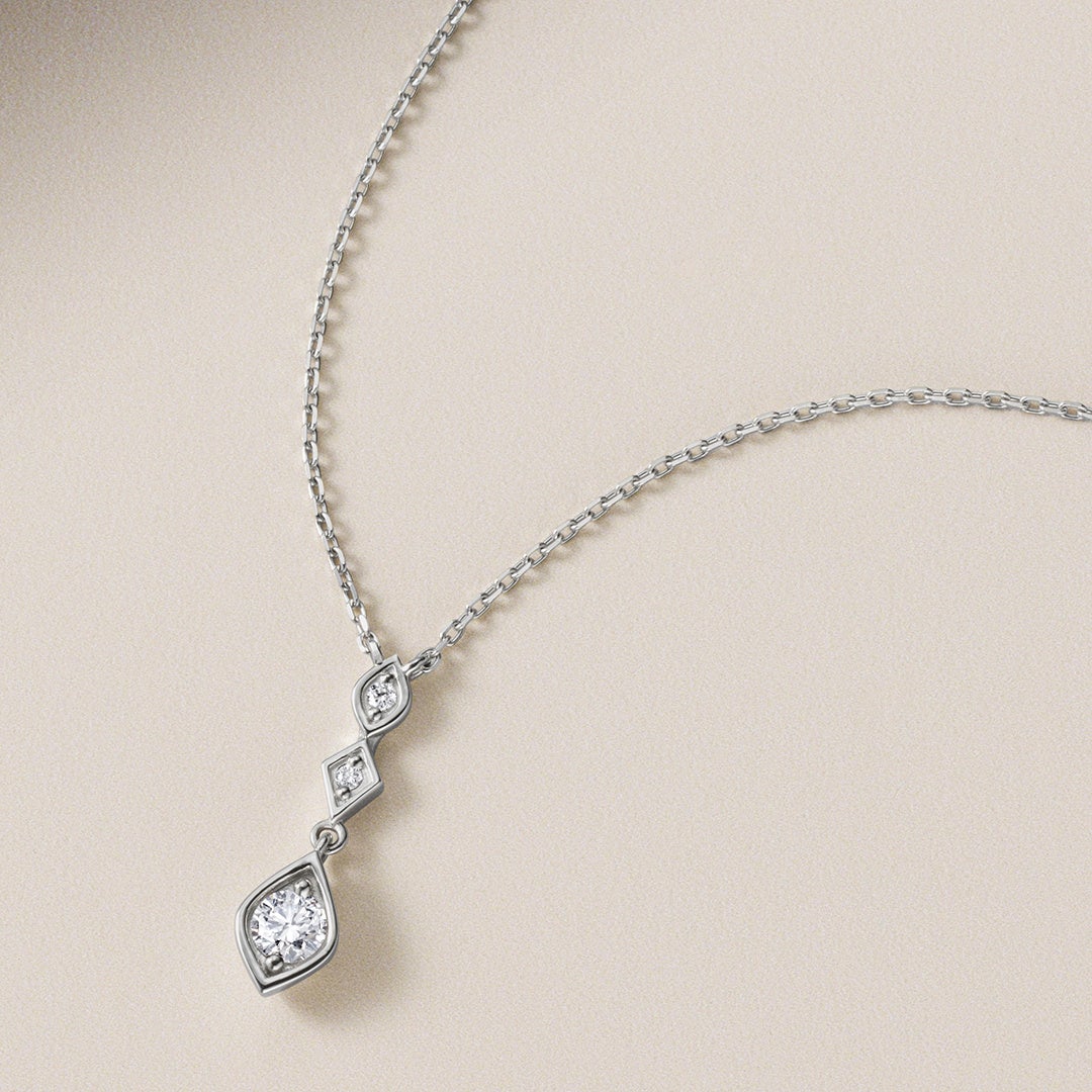 銀霜の冬景色 ヴェルジュ（シークレット） EAU DOUCE 4℃から青き聖堂に宿る冬の輝きを表現したジュエリー