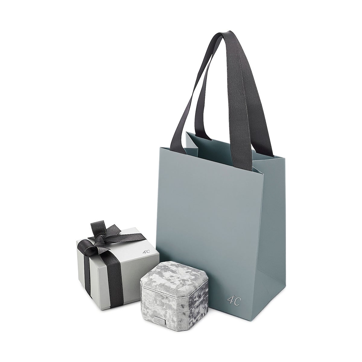 冬の静寂と、差し込む光の美しさから着想を得た4℃の「2025