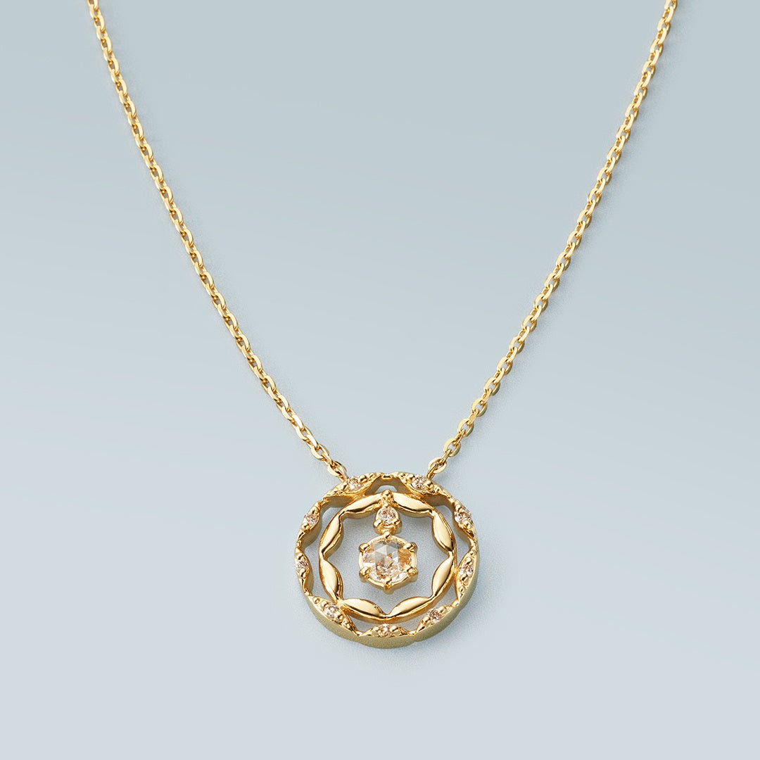 銀霜の冬景色 ヴェルジュ（シークレット） EAU DOUCE 4℃から青き聖堂に宿る冬の輝きを表現したジュエリー