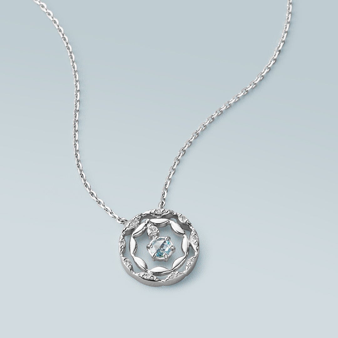 冬の静寂と、差し込む光の美しさから着想を得た4℃の「2025