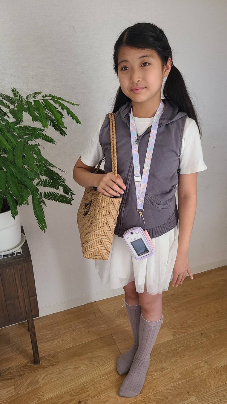 「カードできせかえ!すみっコぐらしPhone with U」が登場!スマホショルダー付きで限定アイテムも手に入る。学習アプリも充実、2023年7月13日発売。 「カードできせかえ!すみっコぐらしPhone with U」が登場!スマホショルダー付きで限定アイテムも手に入る。学習アプリも充実、2023年7月13日発売。